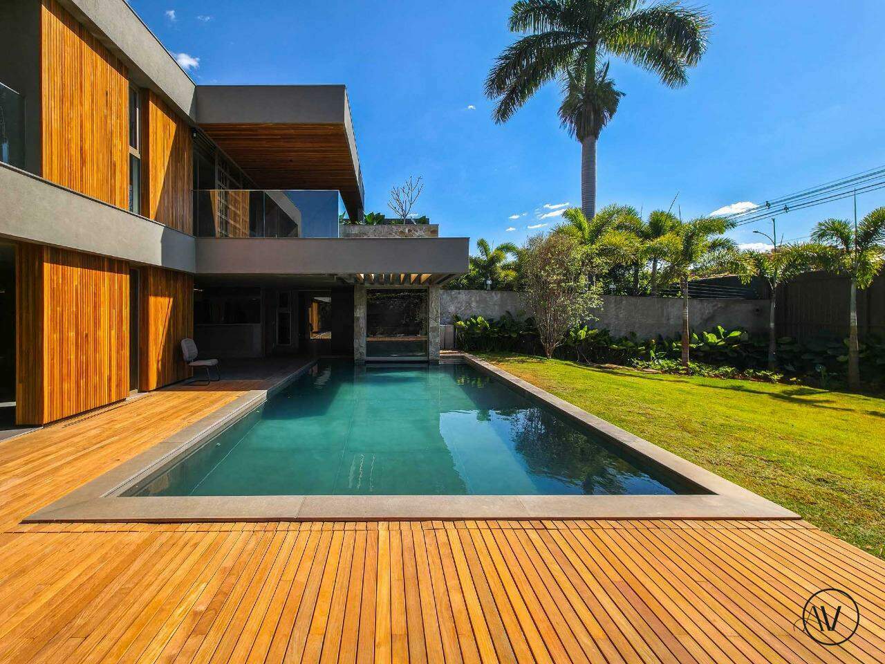 Casa contemporânea no Lago Sul com piscina e deck de madeira