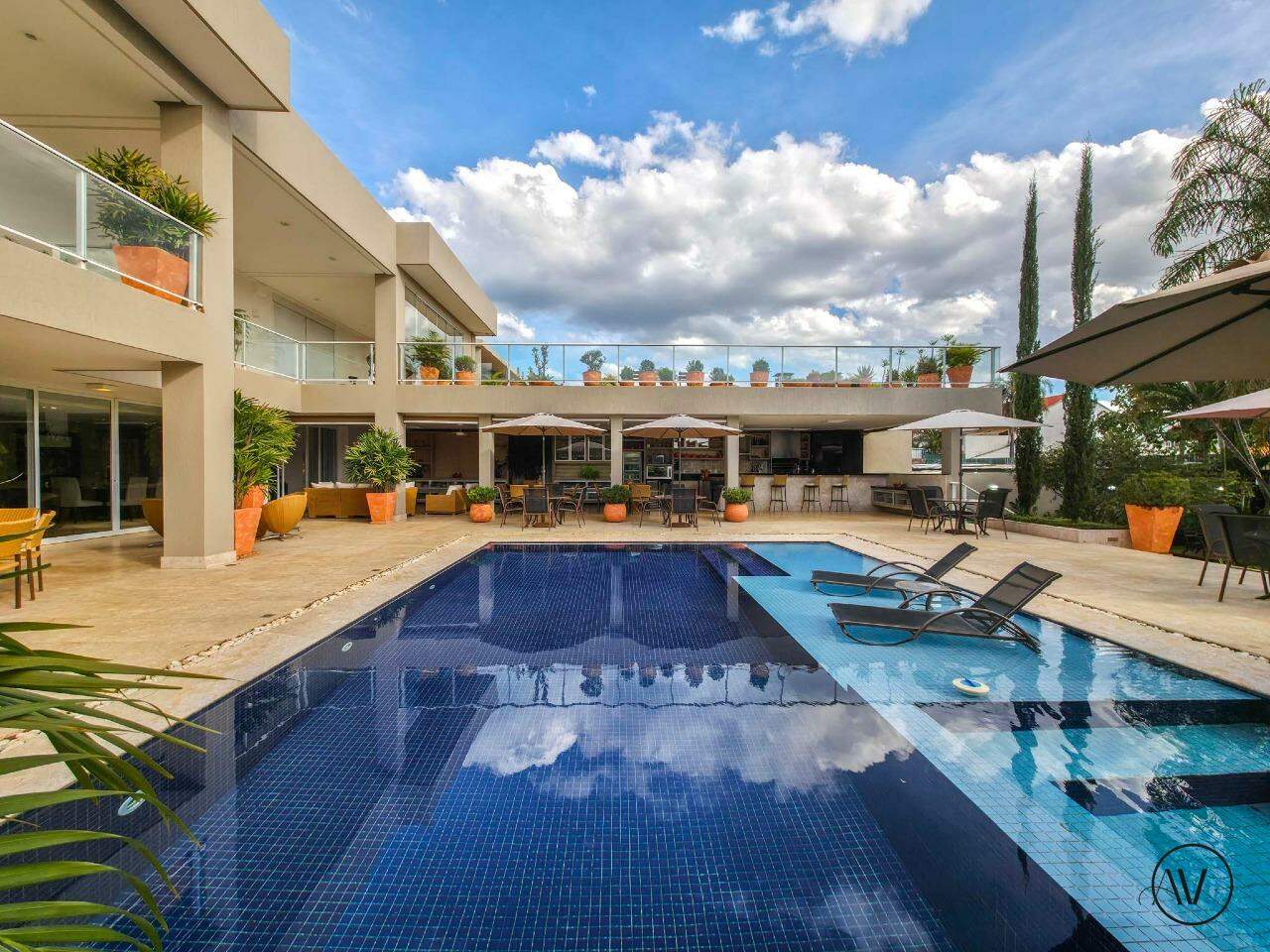 Casa no Lago Sul com piscina e jardim