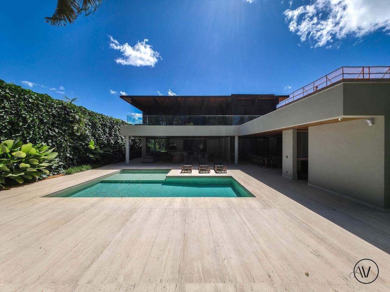 Casa no Lago Sul com piscina e arquitetura contemporânea